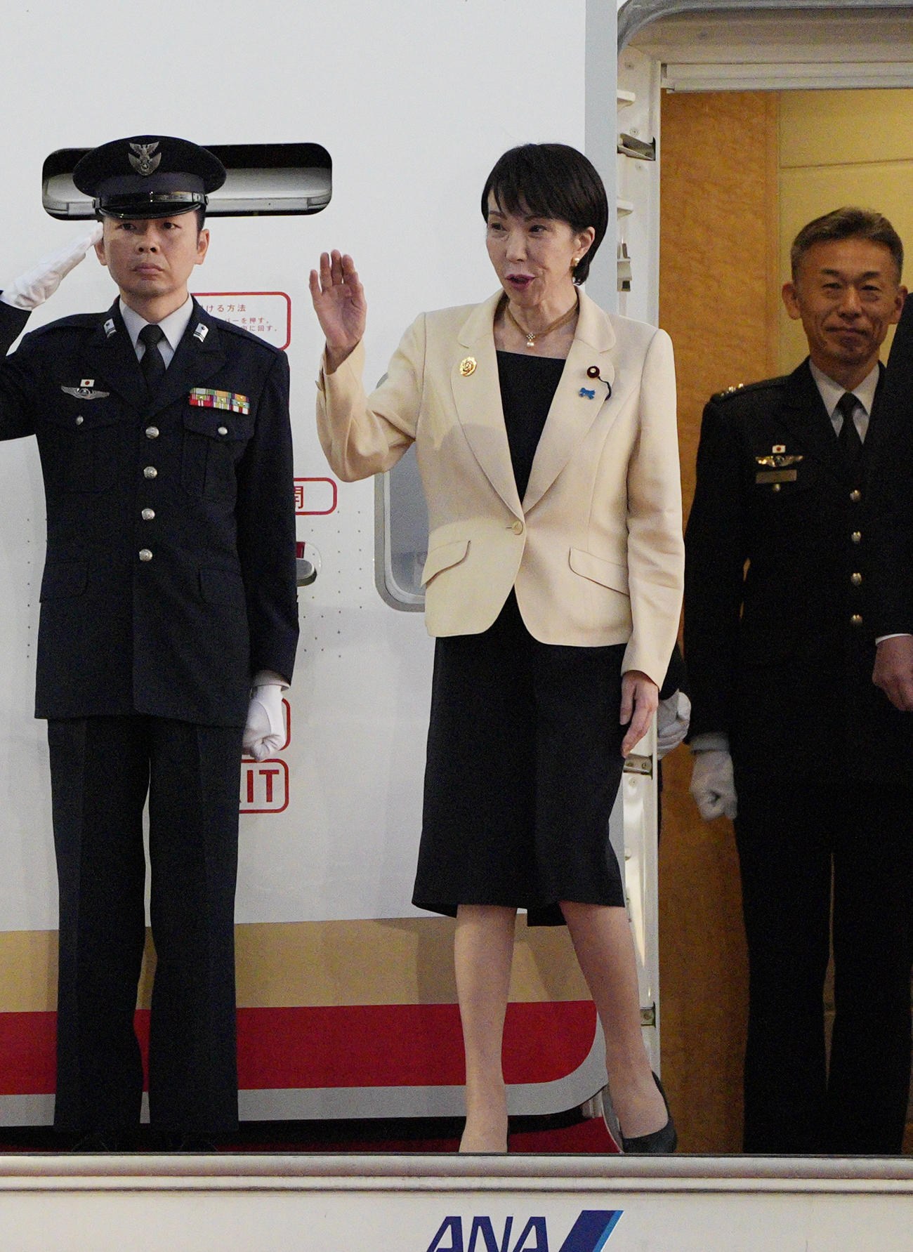 ASEANとの首脳会議などを終え、マレーシアから帰国した高市首相＝27日早朝、羽田空港（共同）