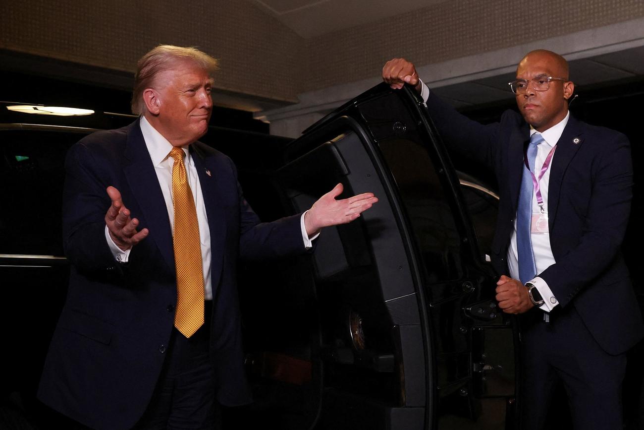 皇居に到着後、出迎えられた天皇陛下に両手を広げて喜びを示すトランプ大統領（ロイター）
