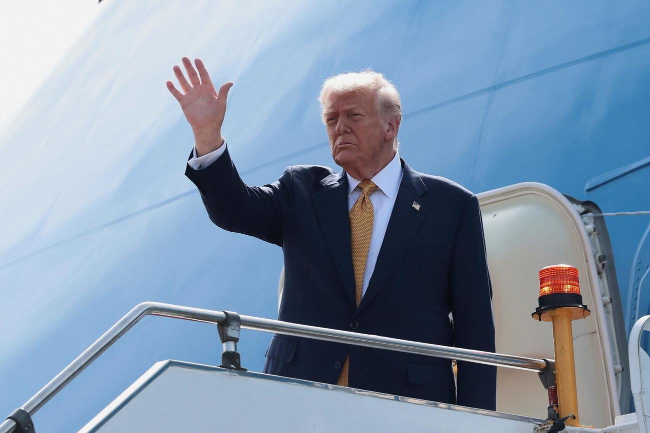 クアラルンプール国際空港で日本に向かう大統領専用機に搭乗する際、手を振るトランプ米大統領（ロイター）