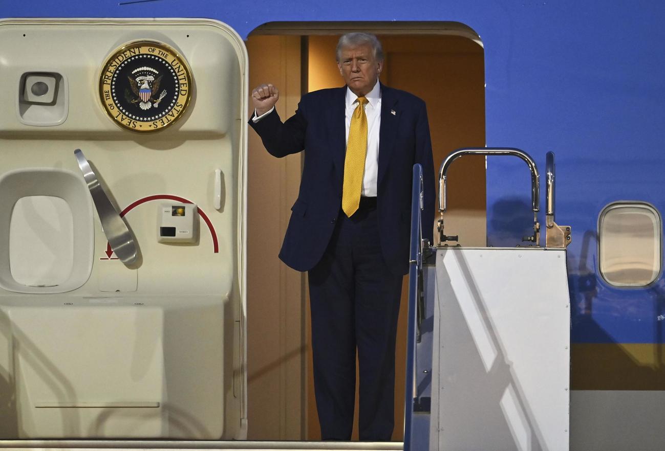 羽田空港に到着し、大統領専用機を降りるトランプ米大統領（AP＝共同）