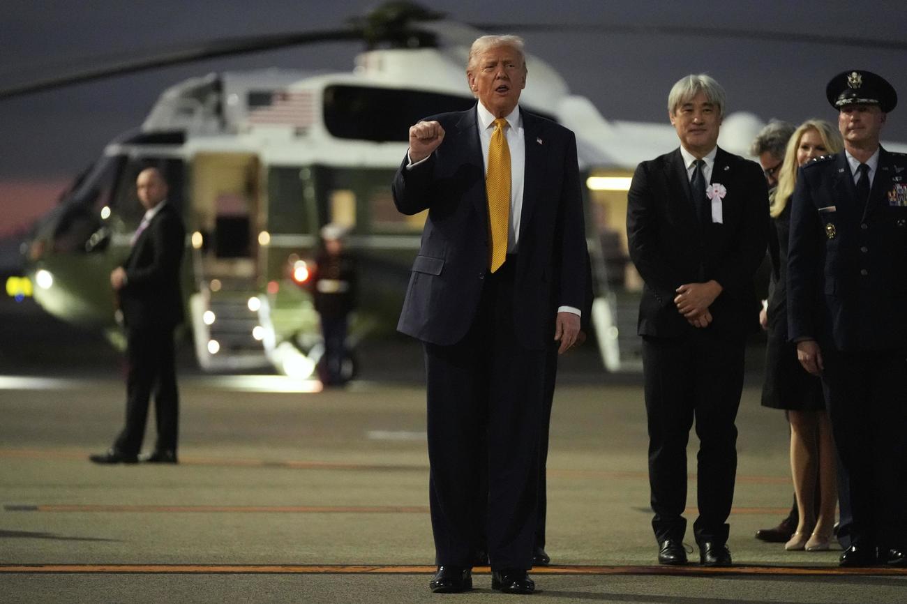 羽田空港に到着したトランプ米大統領（AP＝共同）