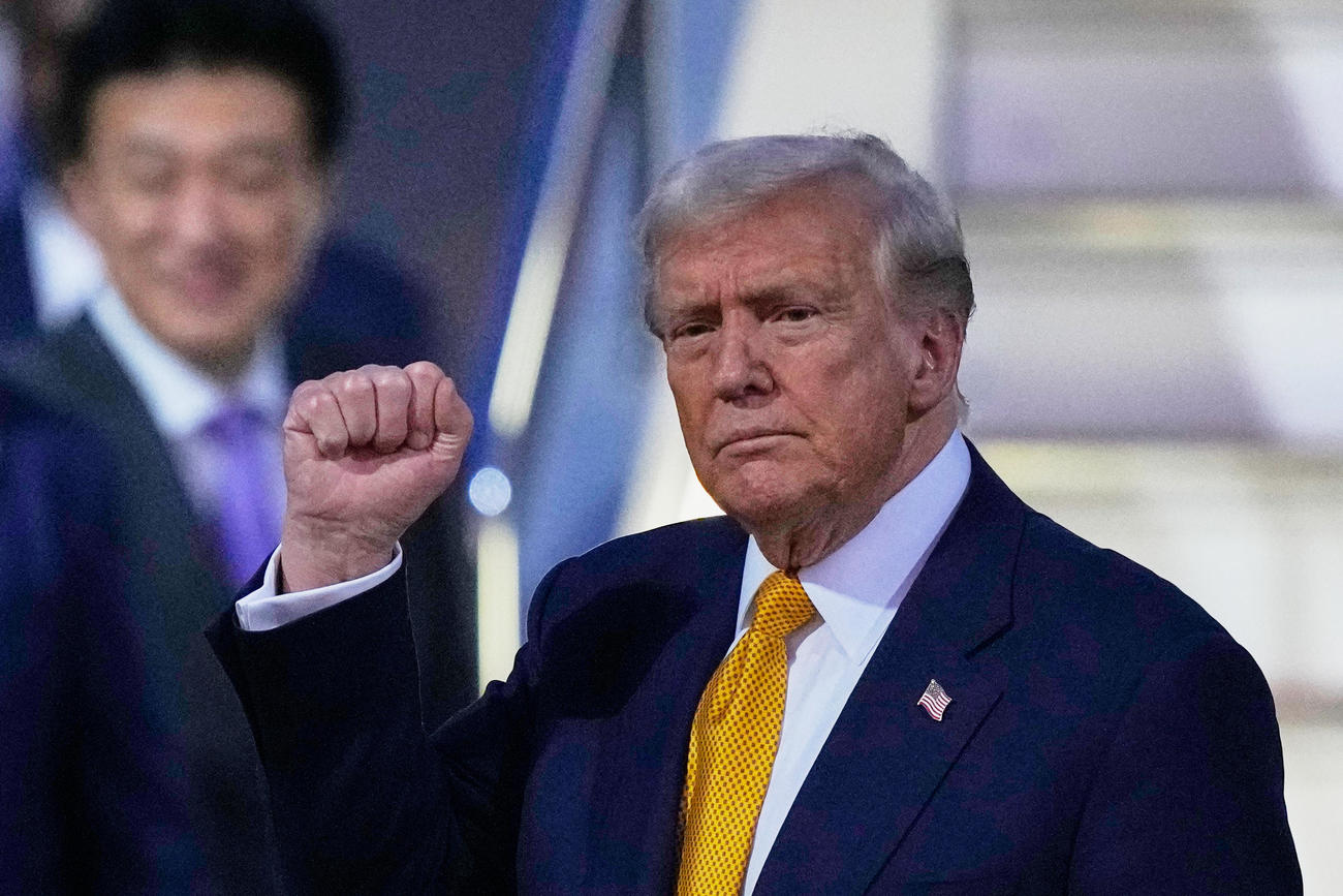 羽田空港に到着し、拳を掲げるトランプ米大統領＝27日（AP＝共同）