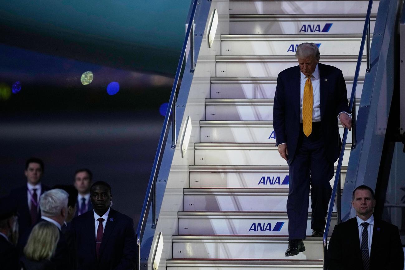 羽田空港に到着し、大統領専用機を降りるトランプ米大統領（AP＝共同）