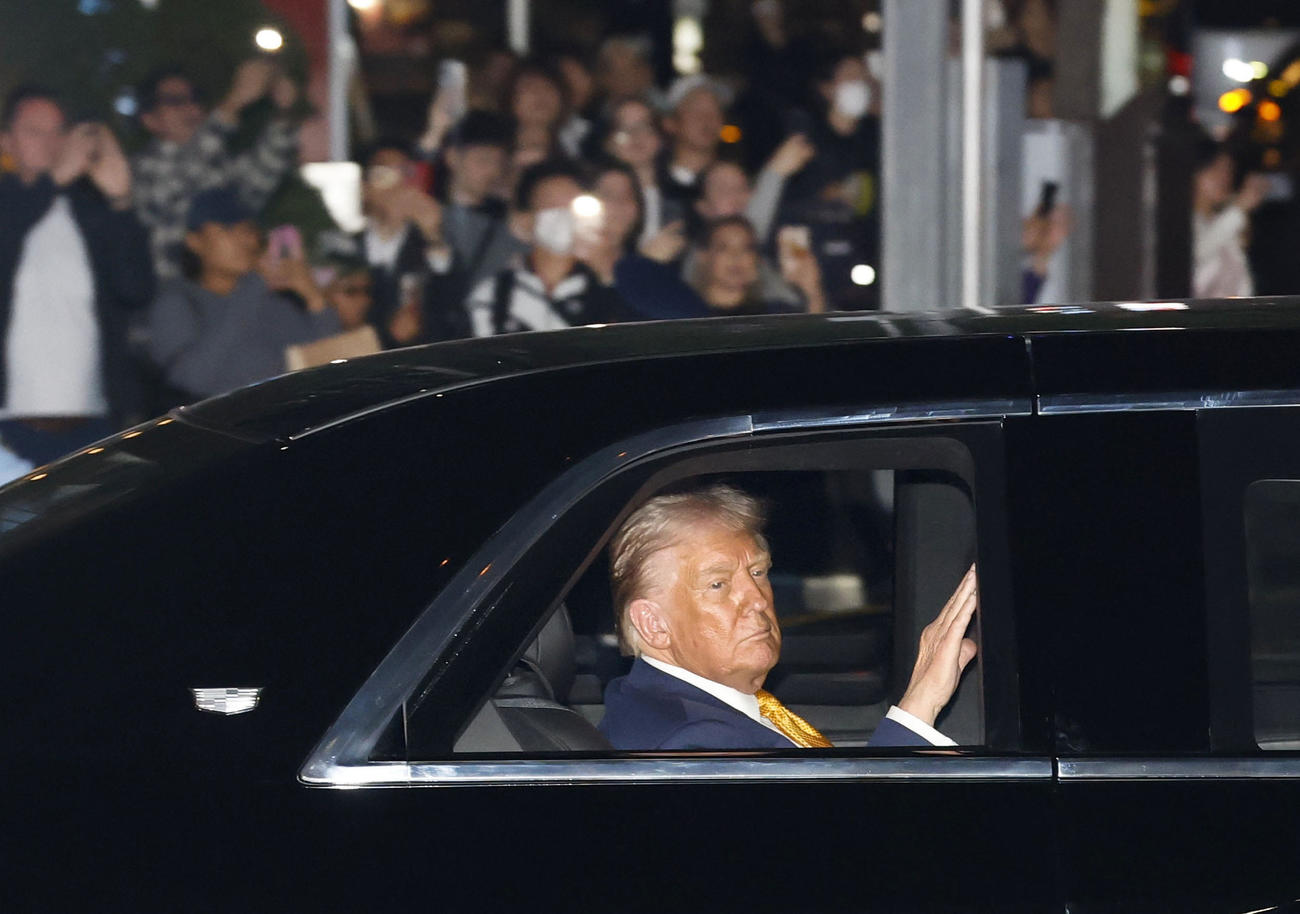米大統領専用車で移動するトランプ大統領（共同）