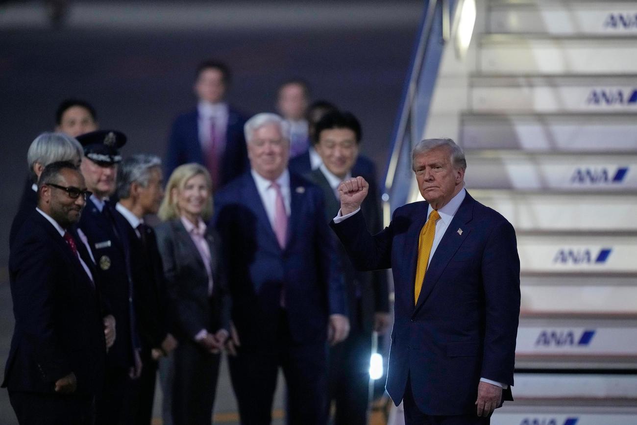 羽田空港に到着し、拳を掲げるトランプ米大統領（AP＝共同）