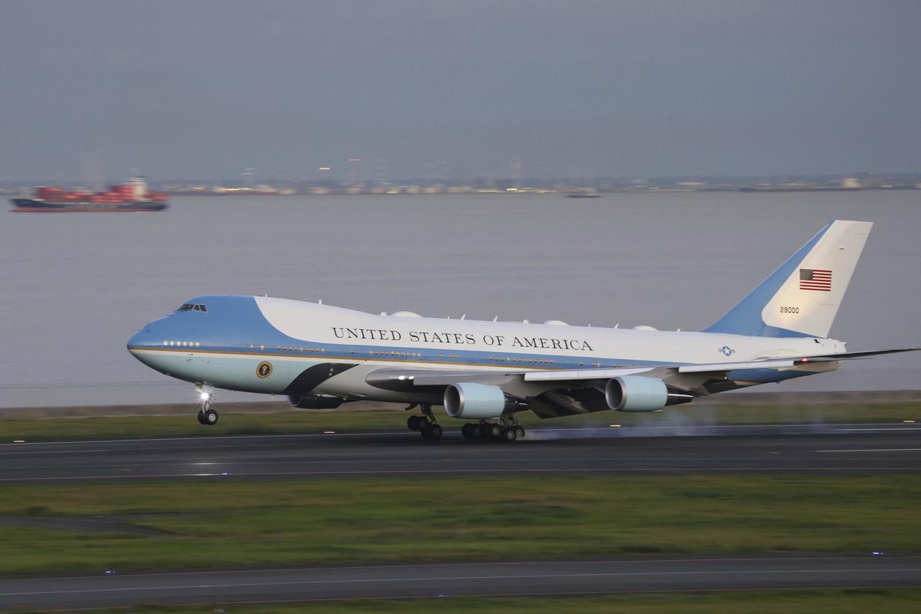 羽田空港に着陸する米大統領専用機「エアフォースワン」