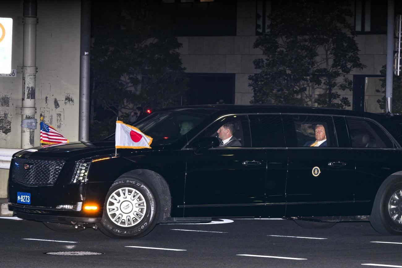 米大統領専用車で移動するトランプ大統領（共同）