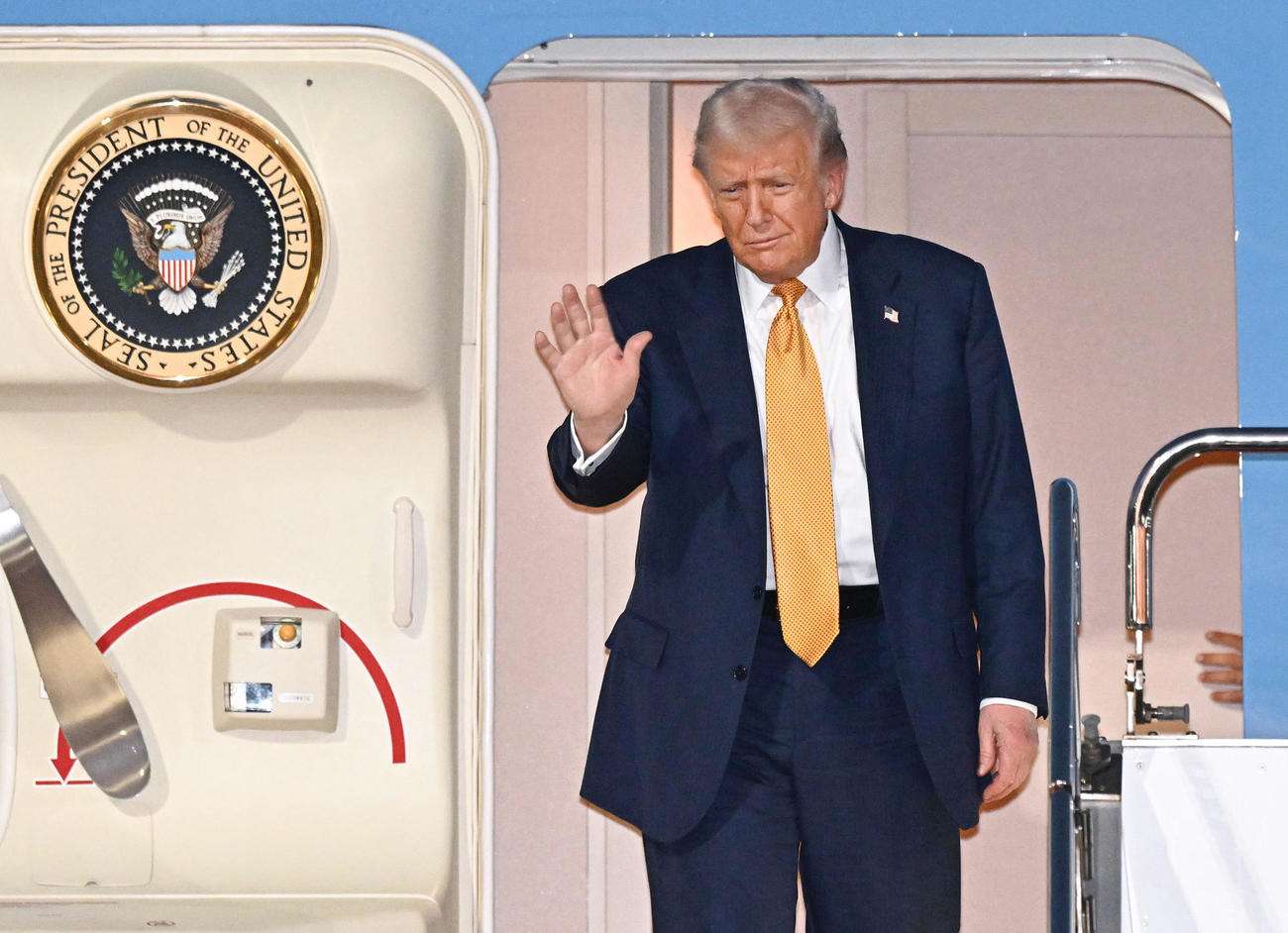 羽田空港に到着したトランプ米大統領（代表撮影）