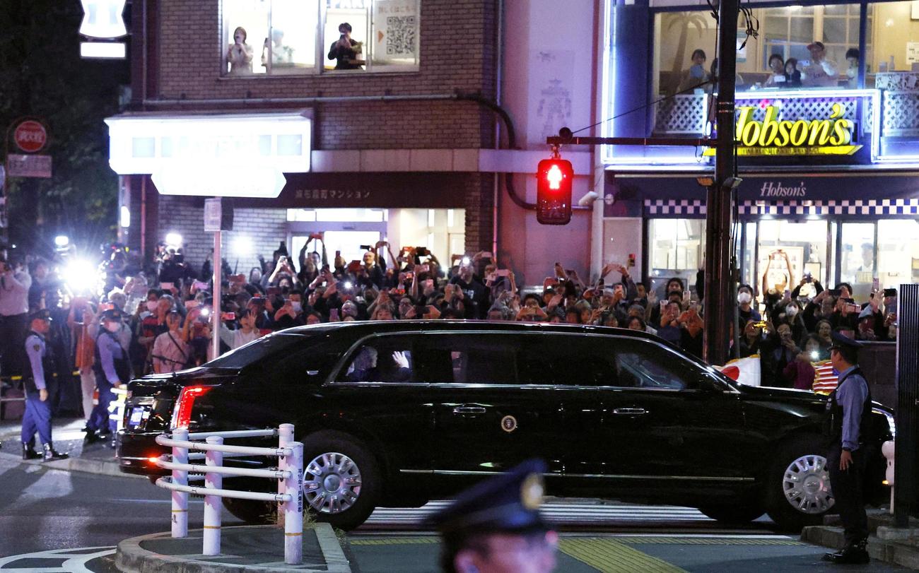 天皇陛下との会見のため皇居へ向かうトランプ米大統領を乗せた車。沿道では大勢の人がスマートフォンを向けていた＝27日夜、東京都港