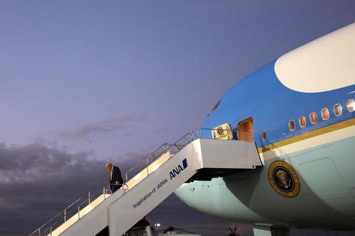 トランプ米大統領「エアフォースワン」→ヘリ「マリーンワン」→黒の