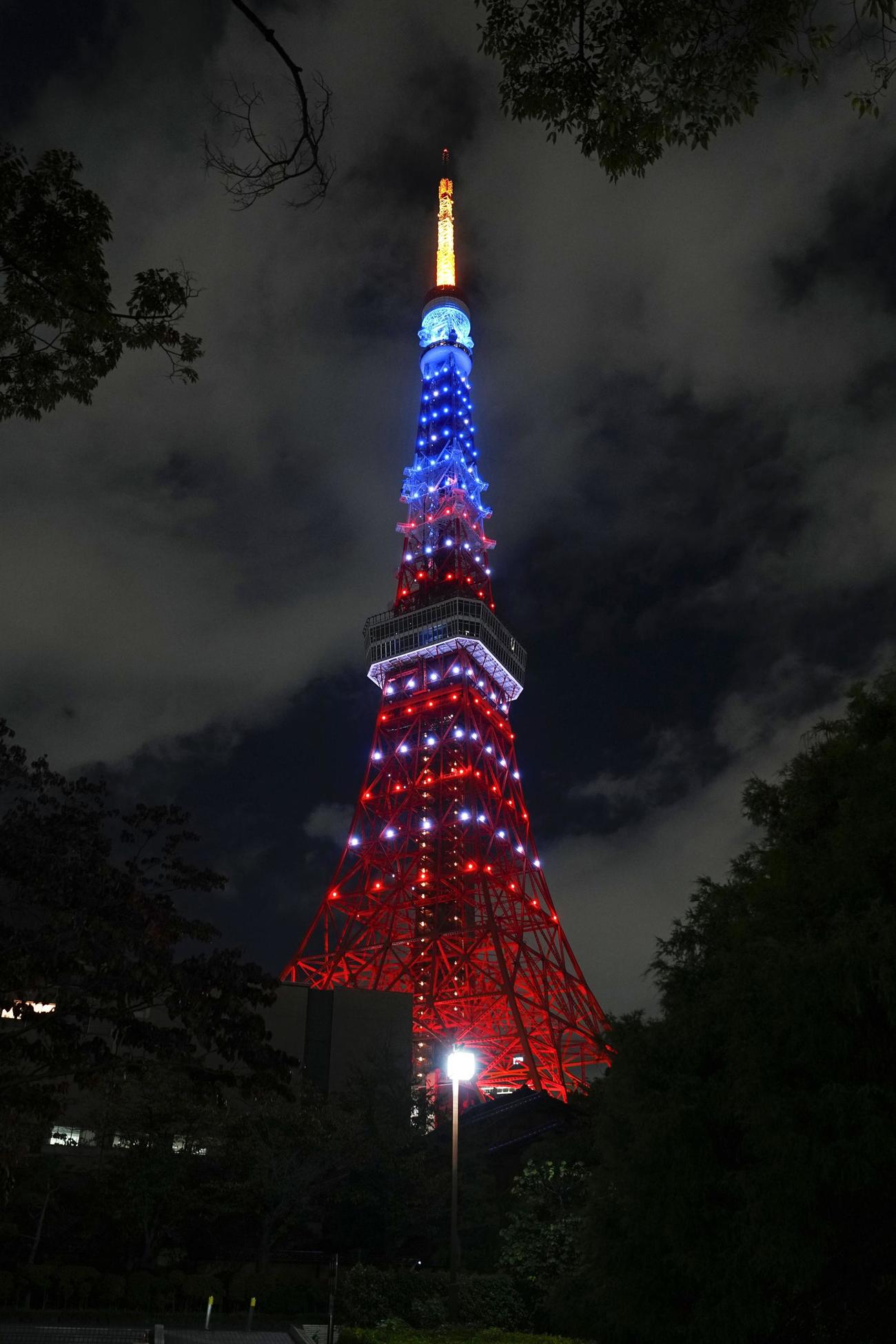 トランプ米大統領の来日に合わせ、星条旗の色にライトアップされた東京タワー（共同）