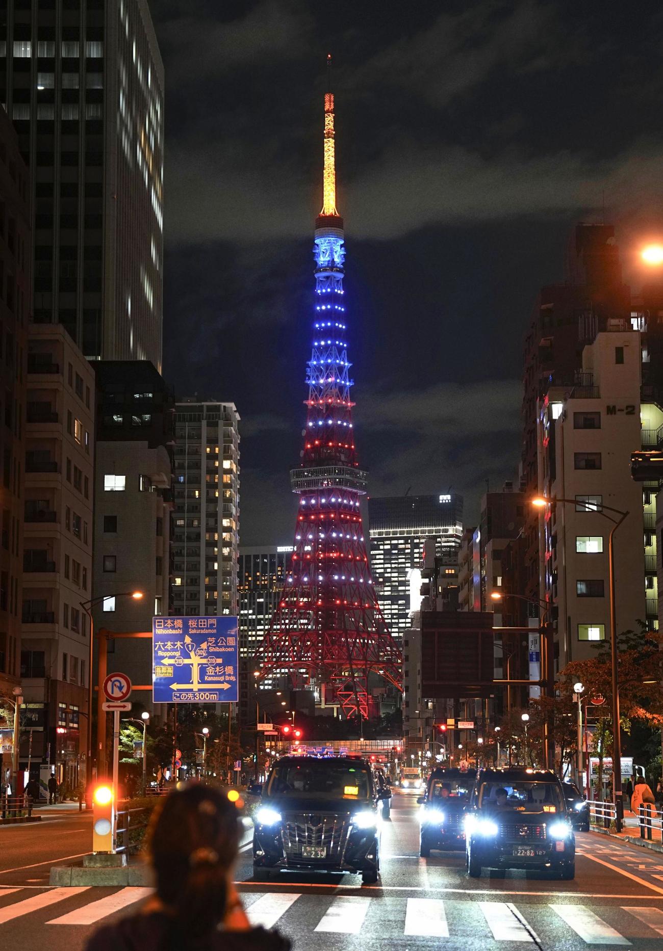 トランプ米大統領の来日に合わせ、星条旗の色にライトアップされた東京タワー（共同）