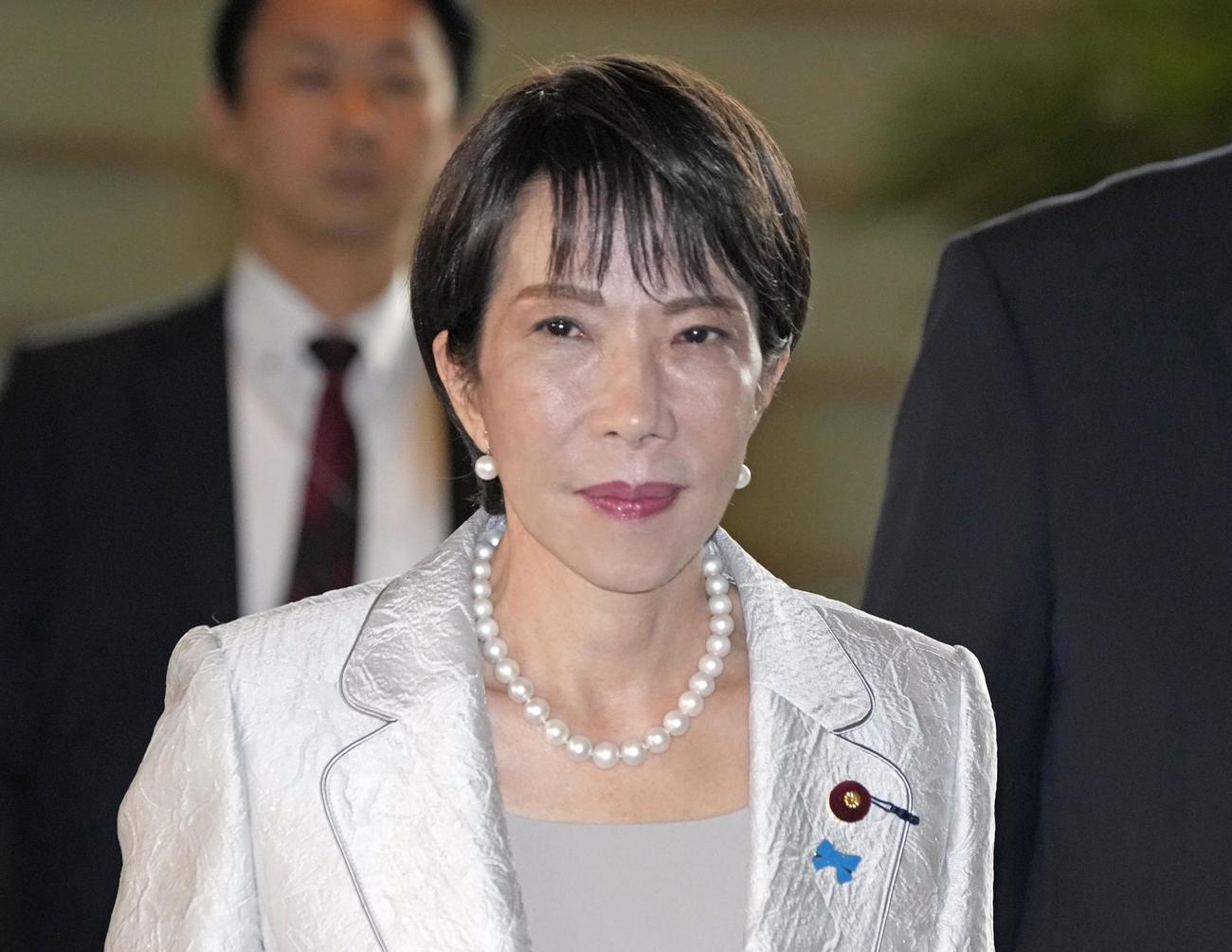 首相官邸に入る高市首相＝28日午前（共同）