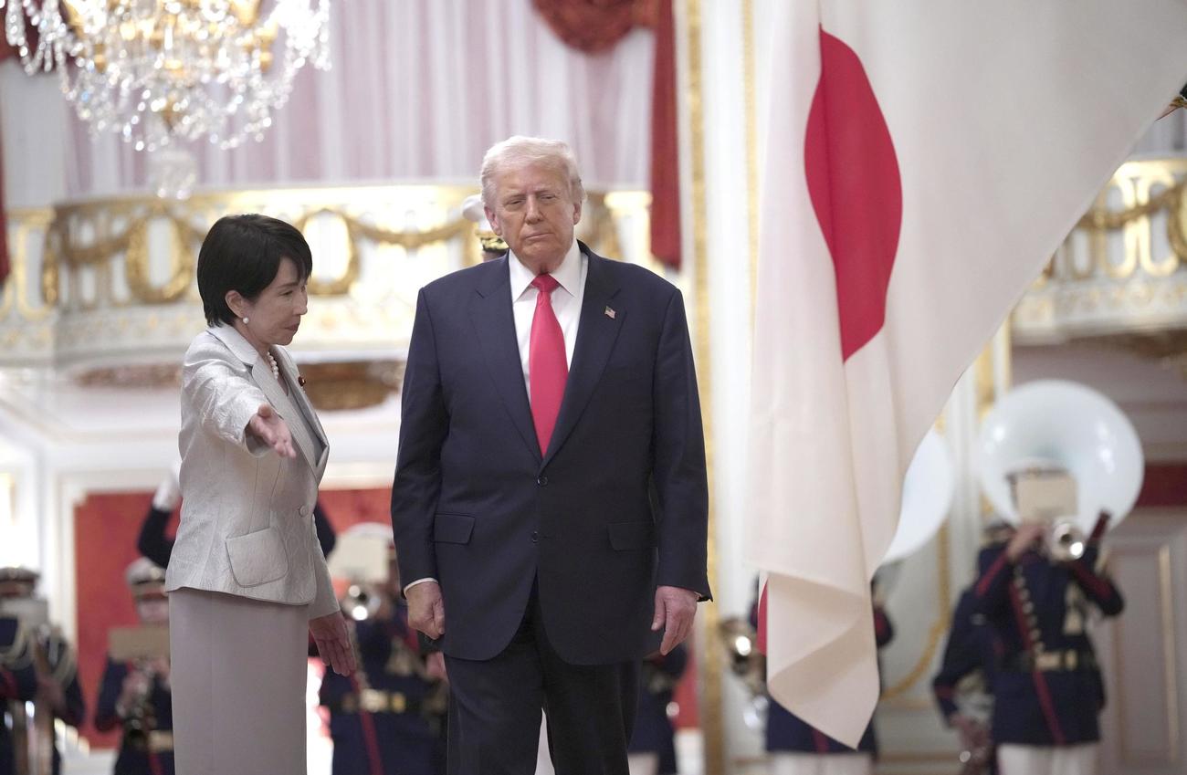 会談前の歓迎式典でトランプ米大統領（右）を案内する高市首相＝28日、東京・元赤坂の迎賓館（ゲッティ＝共同）