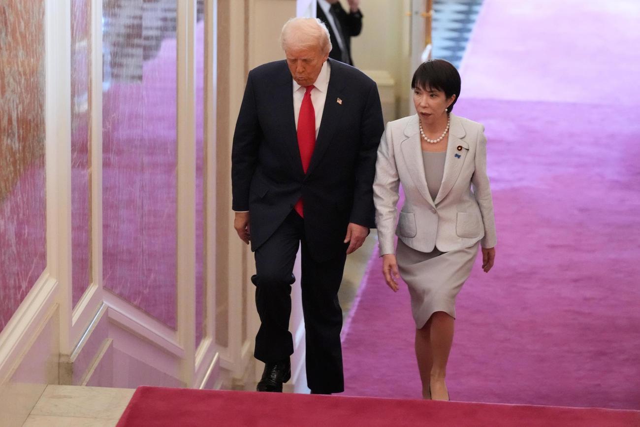 トランプ米大統領（左）を出迎え、会談に向かう高市首相＝28日、東京・元赤坂の迎賓館（AP＝共同）