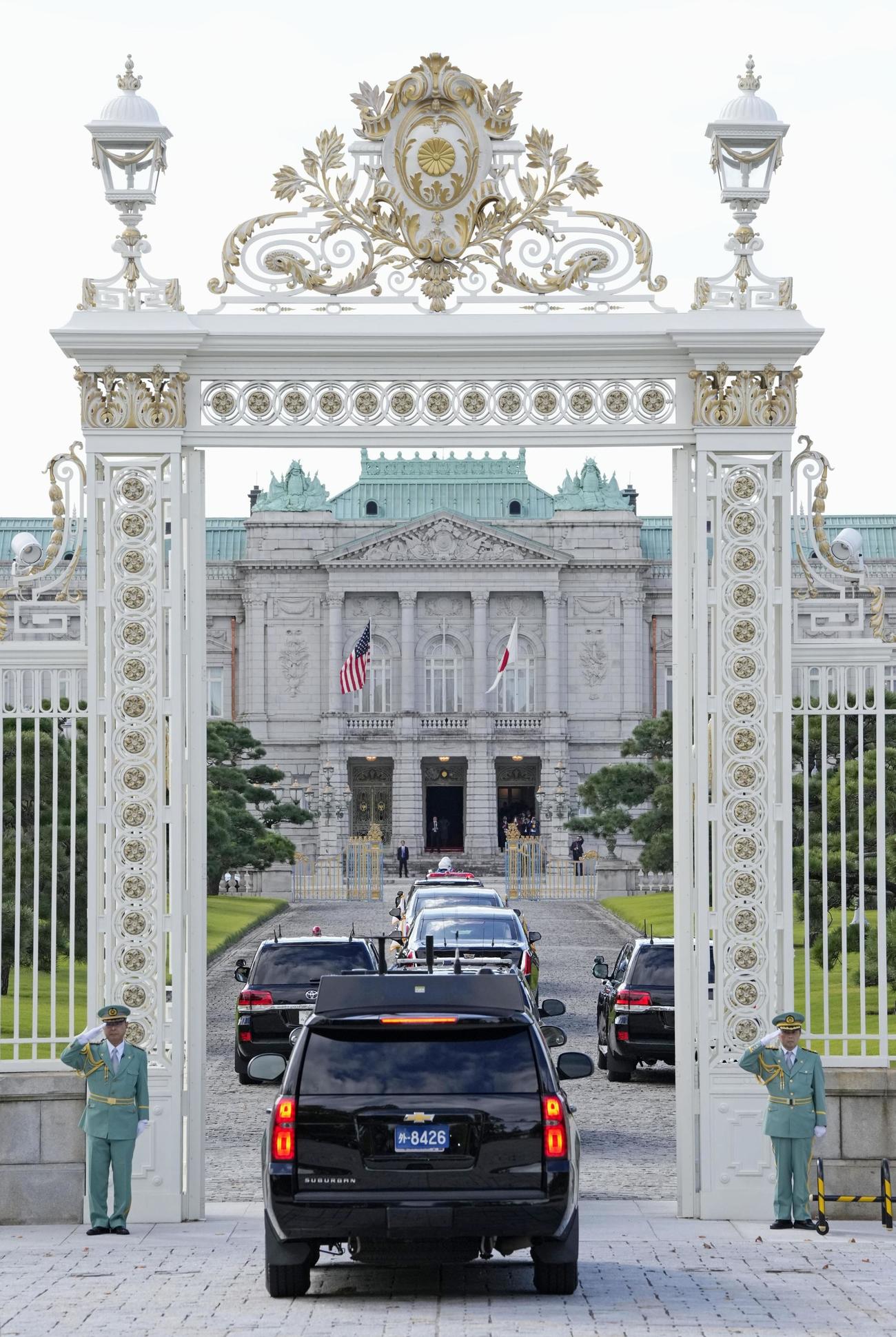 日米首脳会談が行われる迎賓館に入るトランプ米大統領の車列＝28日午前、東京・元赤坂（共同）