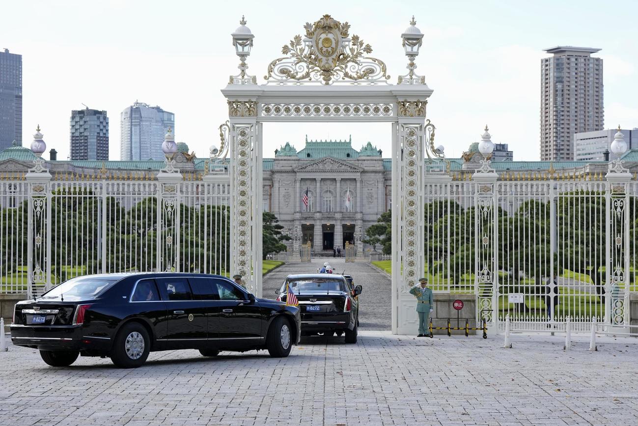 日米首脳会談が行われる迎賓館に入るトランプ米大統領を乗せた車＝28日午前、東京・元赤坂（共同）