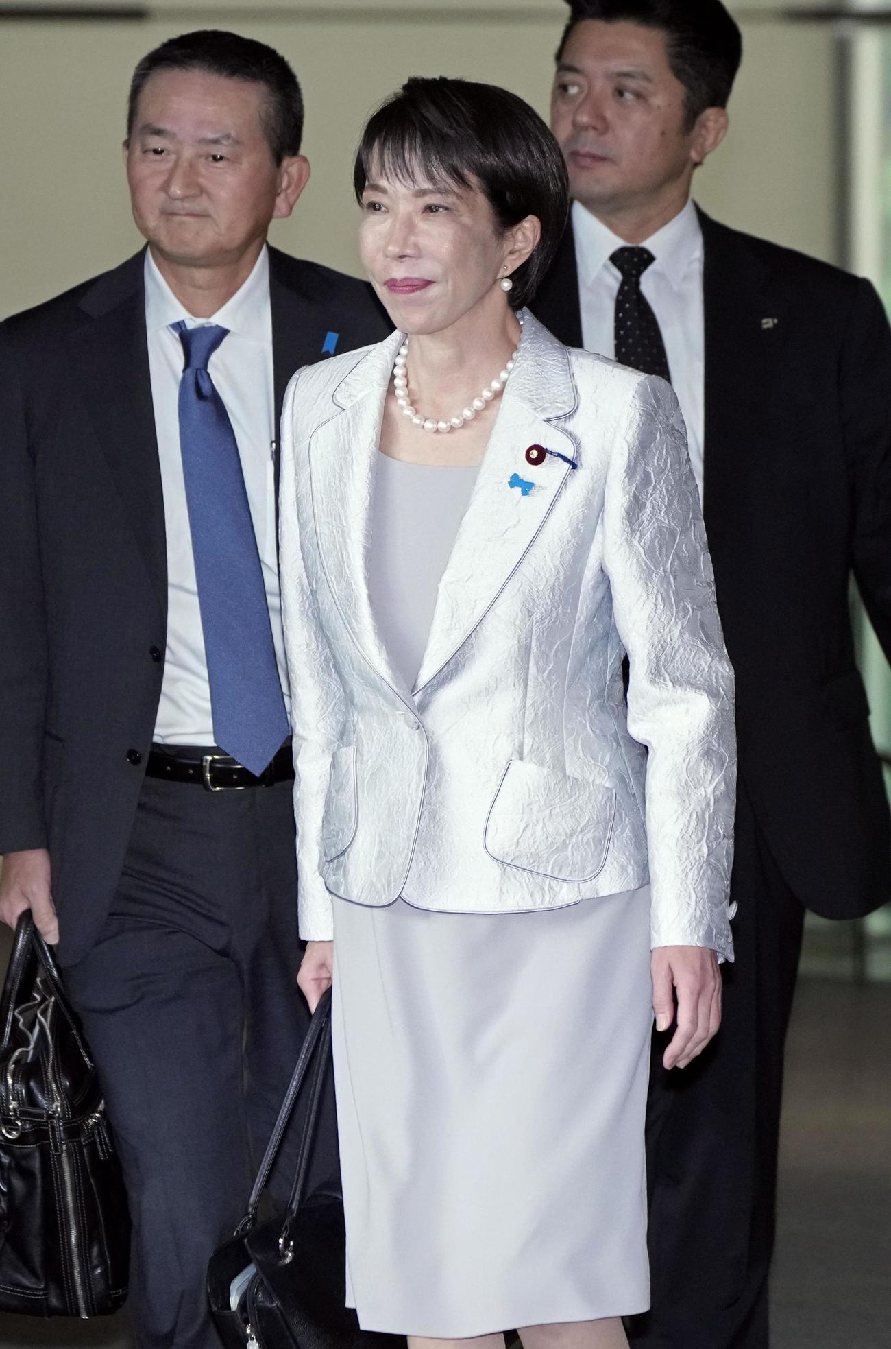 首相官邸を出る高市首相＝28日午前（共同）