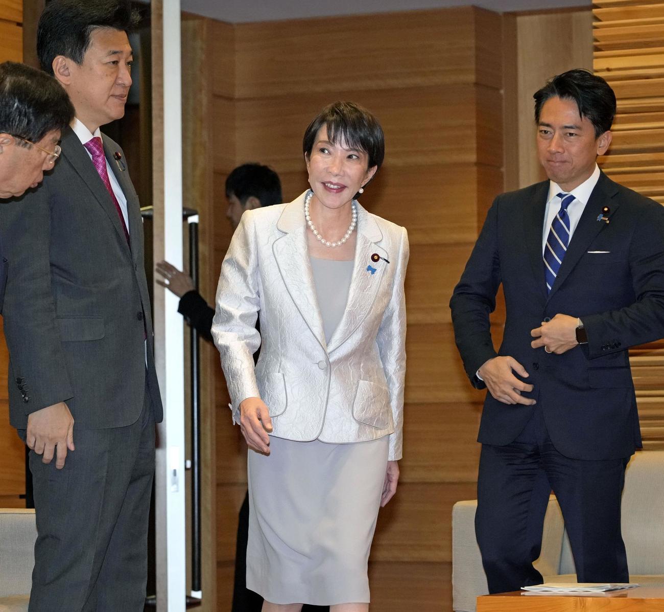 閣議に臨む高市首相（中央）ら＝28日午前、首相官邸（共同）