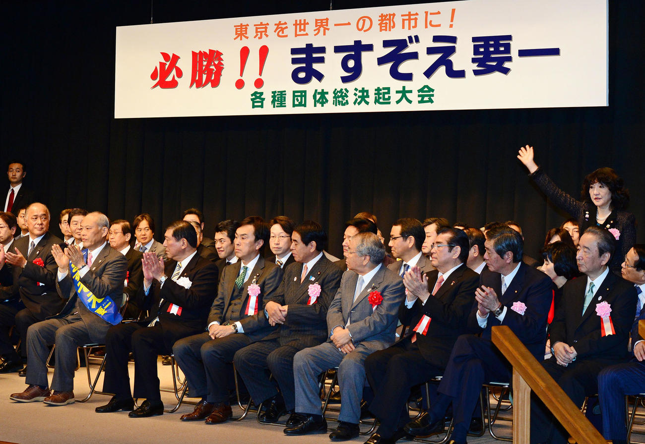 舛添要一氏の応援に訪れた片山さつき氏（後方右）（2014年1月撮影）