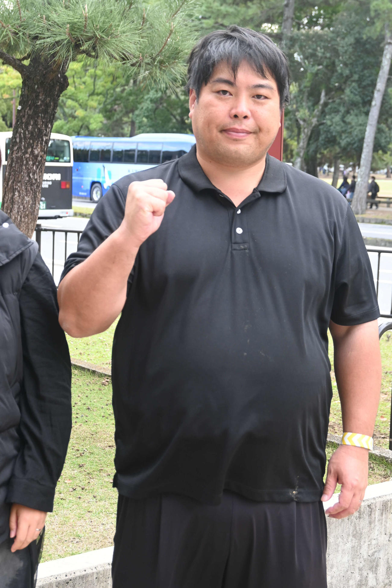 山上徹也被告の裁判員裁判初公判の傍聴券の配布の列に並んだへずまりゅう氏（撮影・松浦隆司）