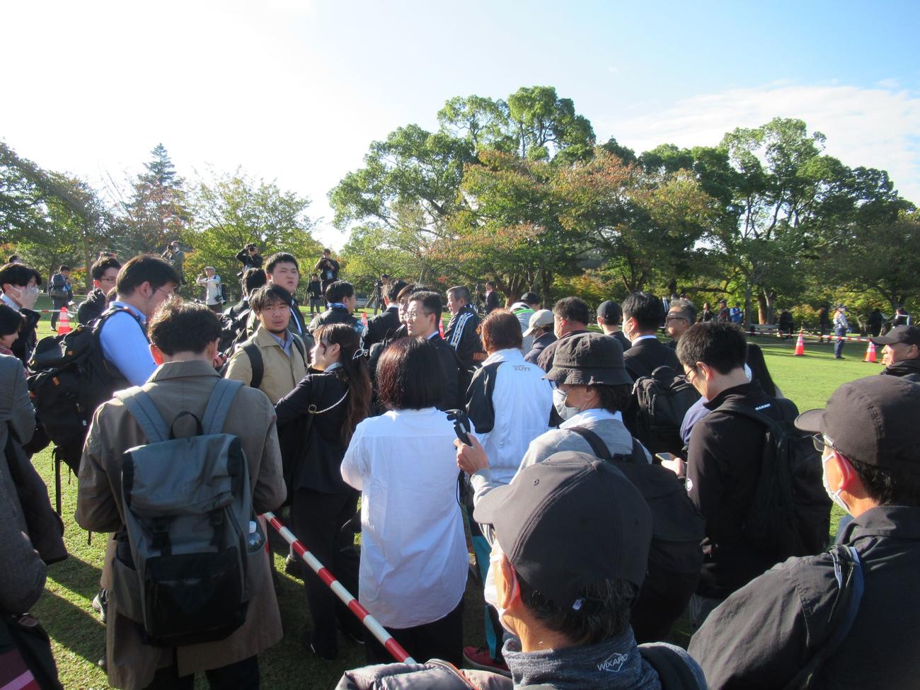 傍聴券が配られた奈良公園春日野園地には、傍聴券を求めて多くの希望者が朝から列をつくった（撮影・松浦隆司）