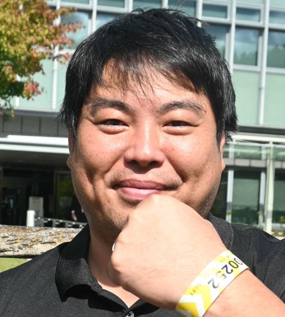 28日、山上被告の初公判の傍聴券に当選し、奈良地裁前で傍聴リストバンドをかざす、へずまりゅう氏（撮影・松浦隆司）