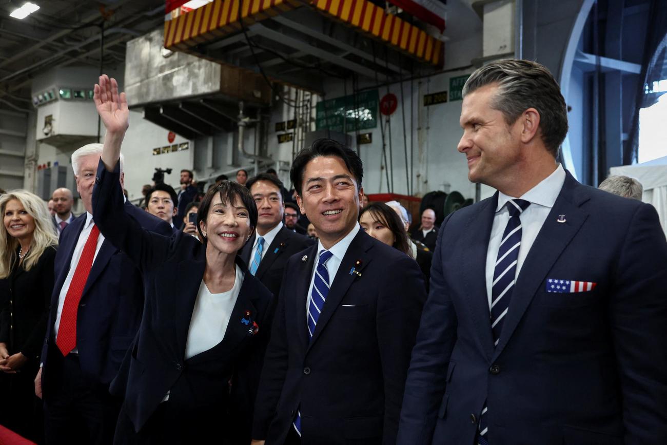 空母ジョージ・ワシントン号上で、小泉進次郎防衛大臣、ピート・ヘグセス米国防長官の隣で身振り手振りで話す高市早苗首相（ロイター）