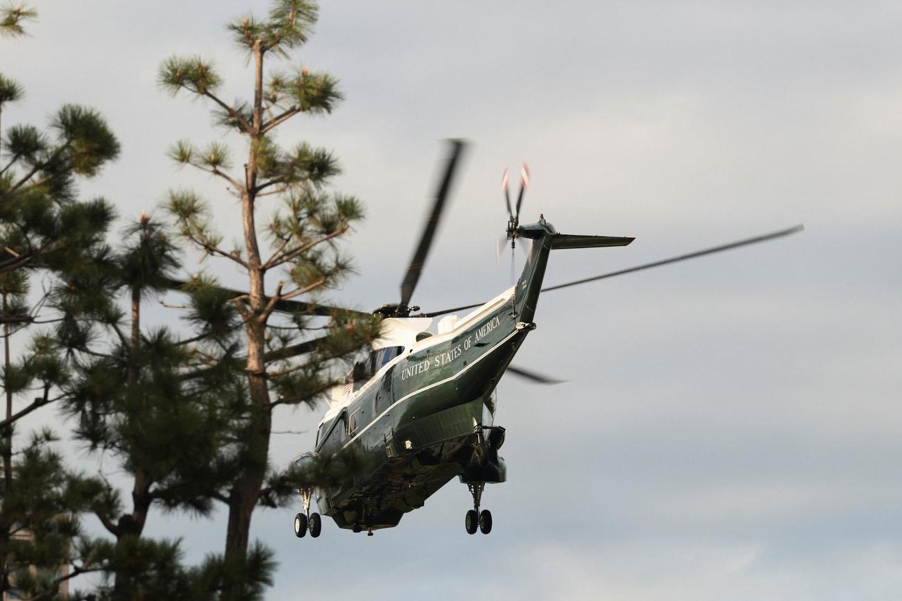 米海軍横須賀基地を訪問したドナルド・トランプ米大統領が、マリンワンに乗って空母ジョージ・ワシントン号に向かって飛行している（ロイター）