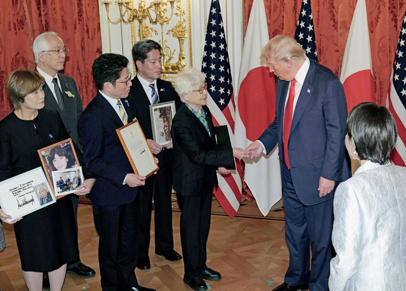 トランプ米大統領（右端）と面会し、言葉を交わす横田早紀江さん（同2人目）ら北朝鮮による拉致被害者家族（共同）