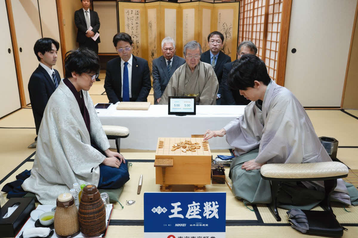 王座戦最終第5局に向けて駒を並べる挑戦者の伊藤匠叡王（左）と藤井聡太王座（右、日本将棋連盟提供）