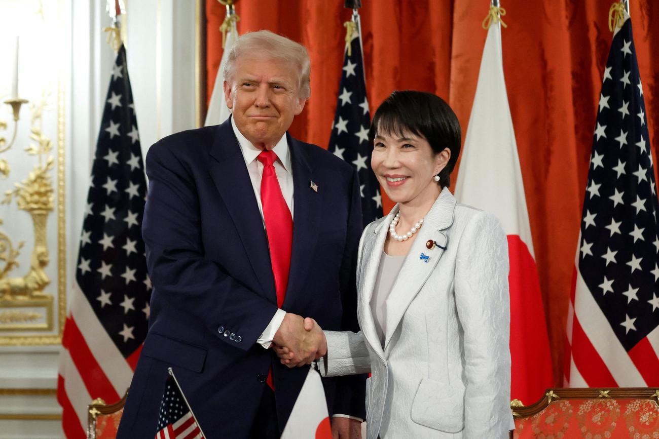 東京・赤坂迎賓館で、ドナルド・トランプ米大統領（左）との記念撮影に応じる高市早苗首相（ロイター）