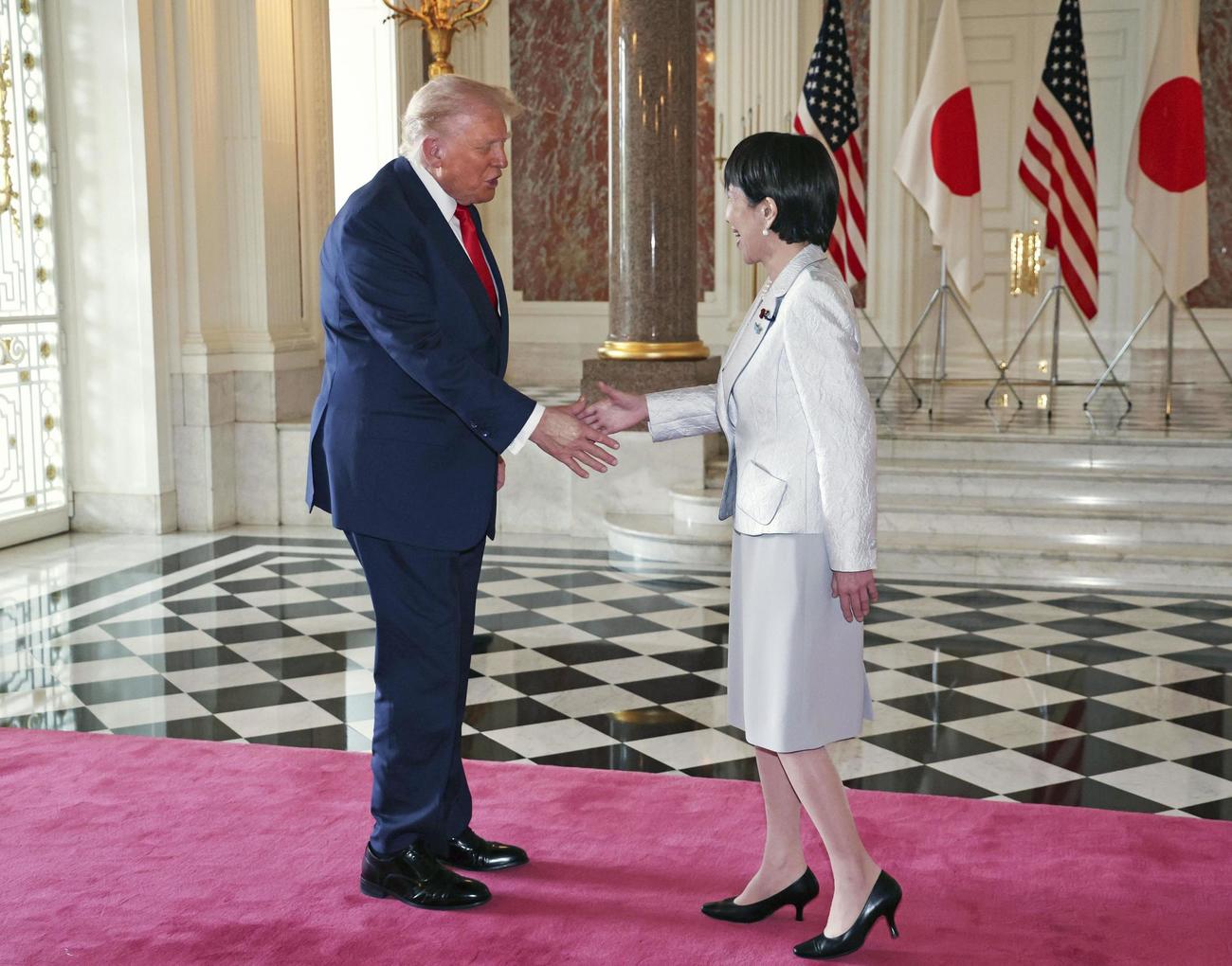 トランプ米大統領を出迎える高市首相（右）（代表撮影）