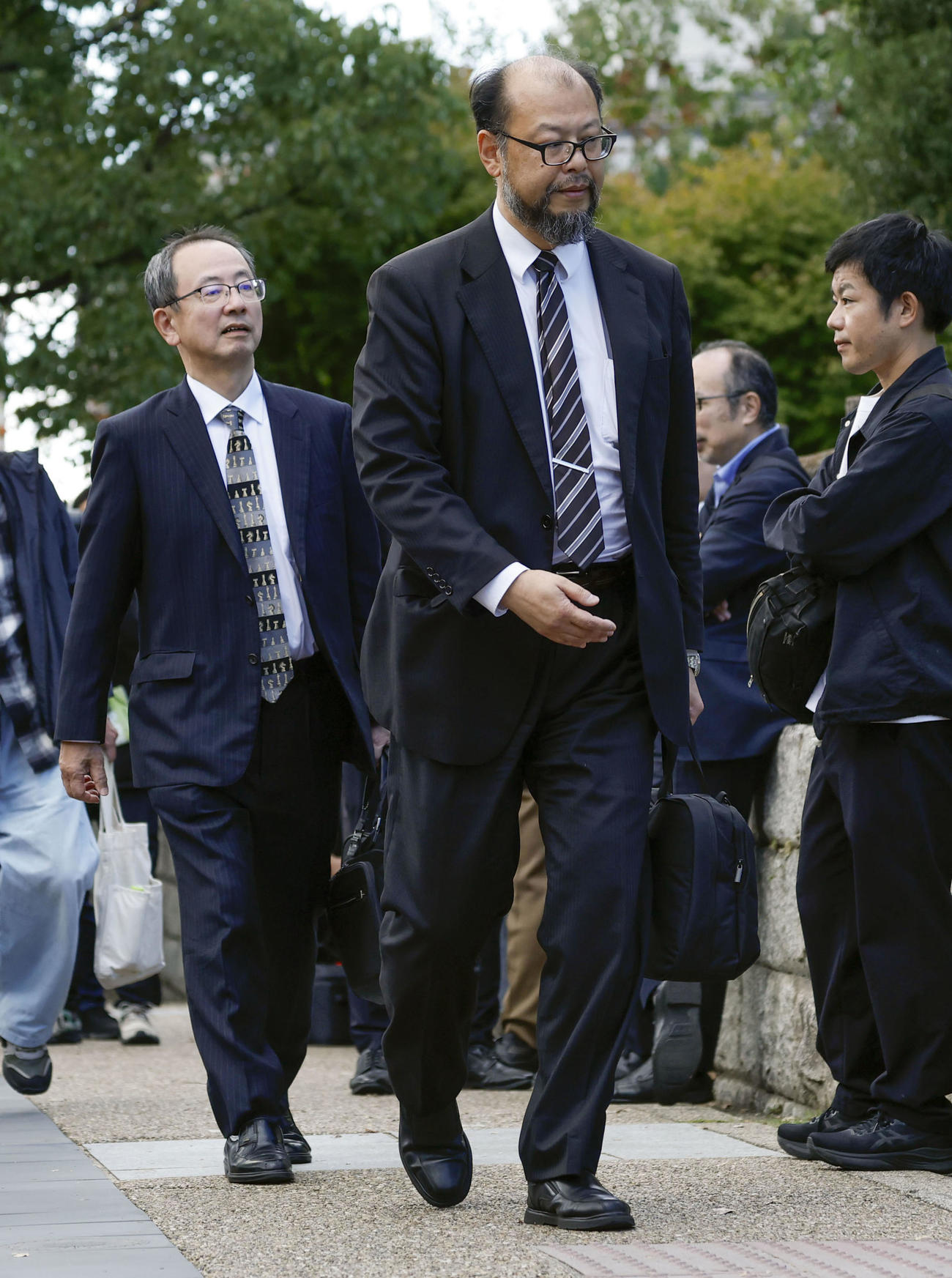 初公判のため、奈良地裁に入る山上徹也被告の弁護士＝28日午後1時35分