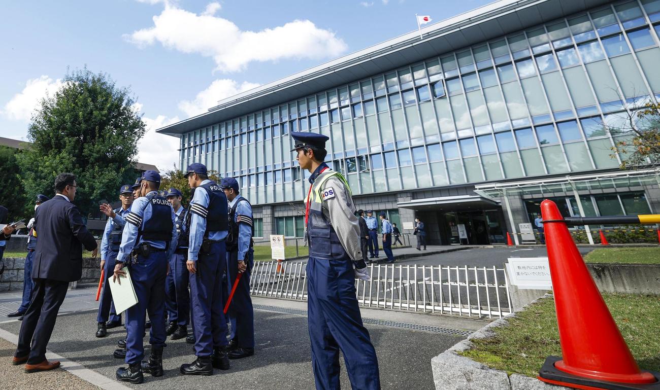 初公判で、奈良地裁前を警戒する警察官ら＝28日午後0時47分