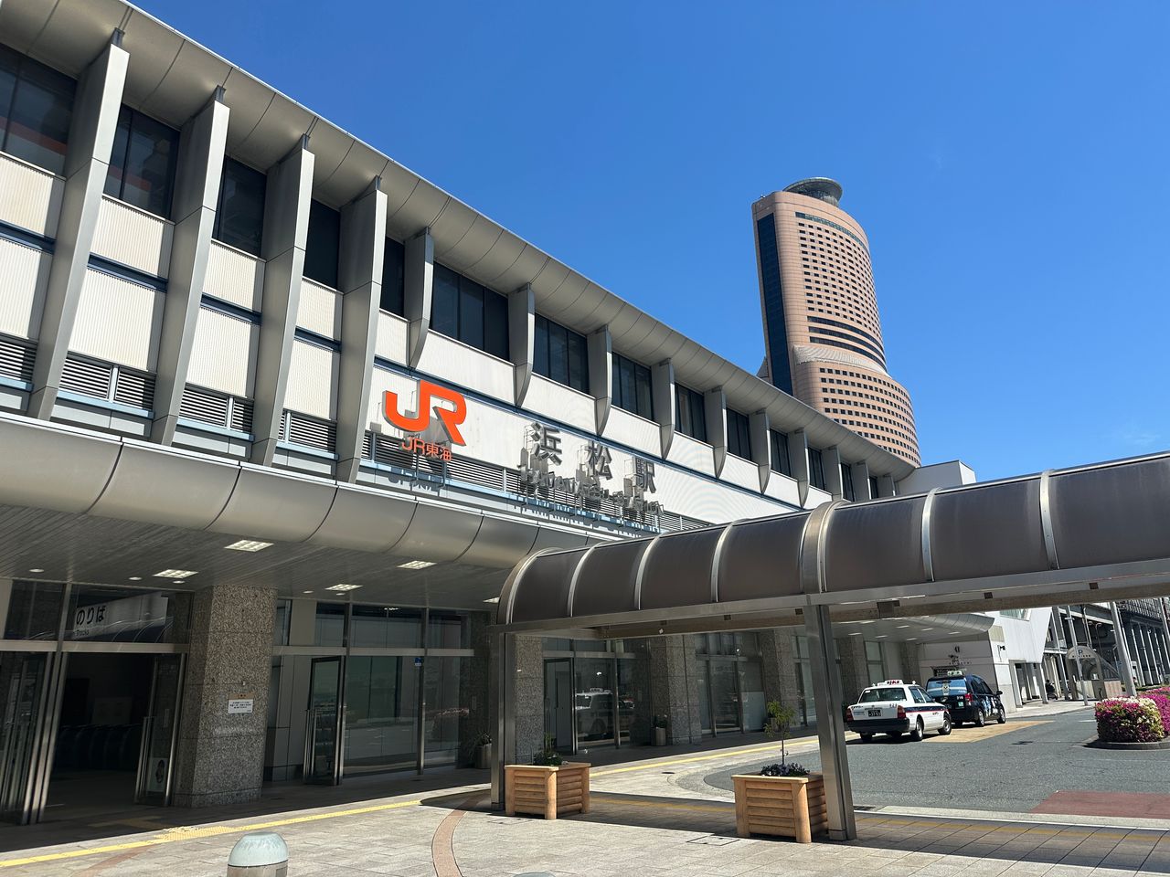 JR浜松駅前。後ろにはオークラアクトシティ浜松が見える