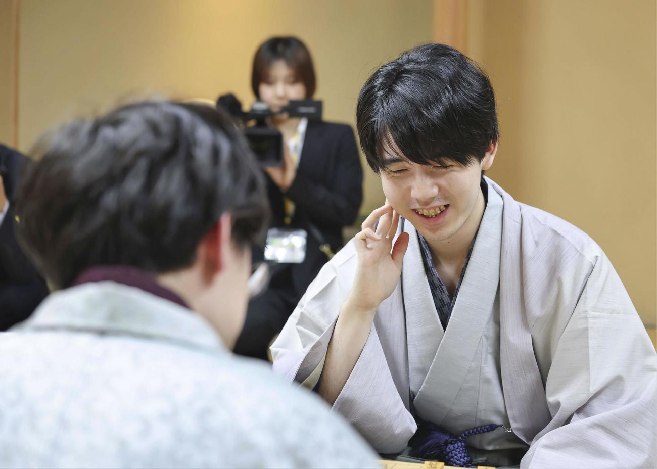 将棋の第73期王座戦5番勝負第5局で、伊藤匠新王座（手前）に敗れた藤井聡太六冠（共同）
