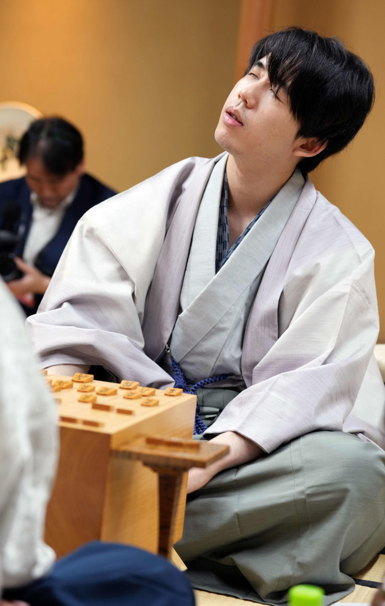 終局後、感想戦を行う藤井聡太王座（撮影・小島史椰）