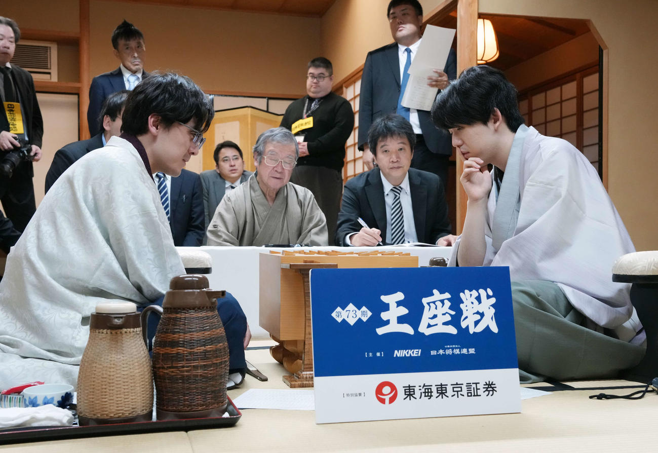 終局後、感想戦を行う伊藤匠叡王（左）と藤井聡太王座（撮影・小島史椰）