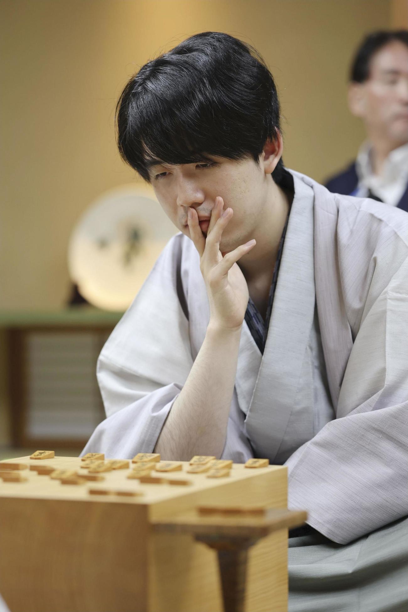 将棋の第73期王座戦5番勝負第5局で、伊藤匠新王座に敗れた藤井聡太六冠（共同）