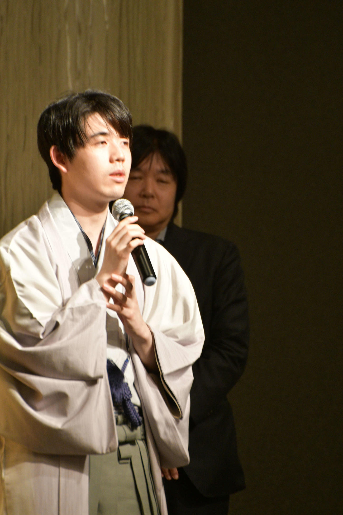 王座失冠後の大盤解説会でファンへあいさつする藤井聡太6冠