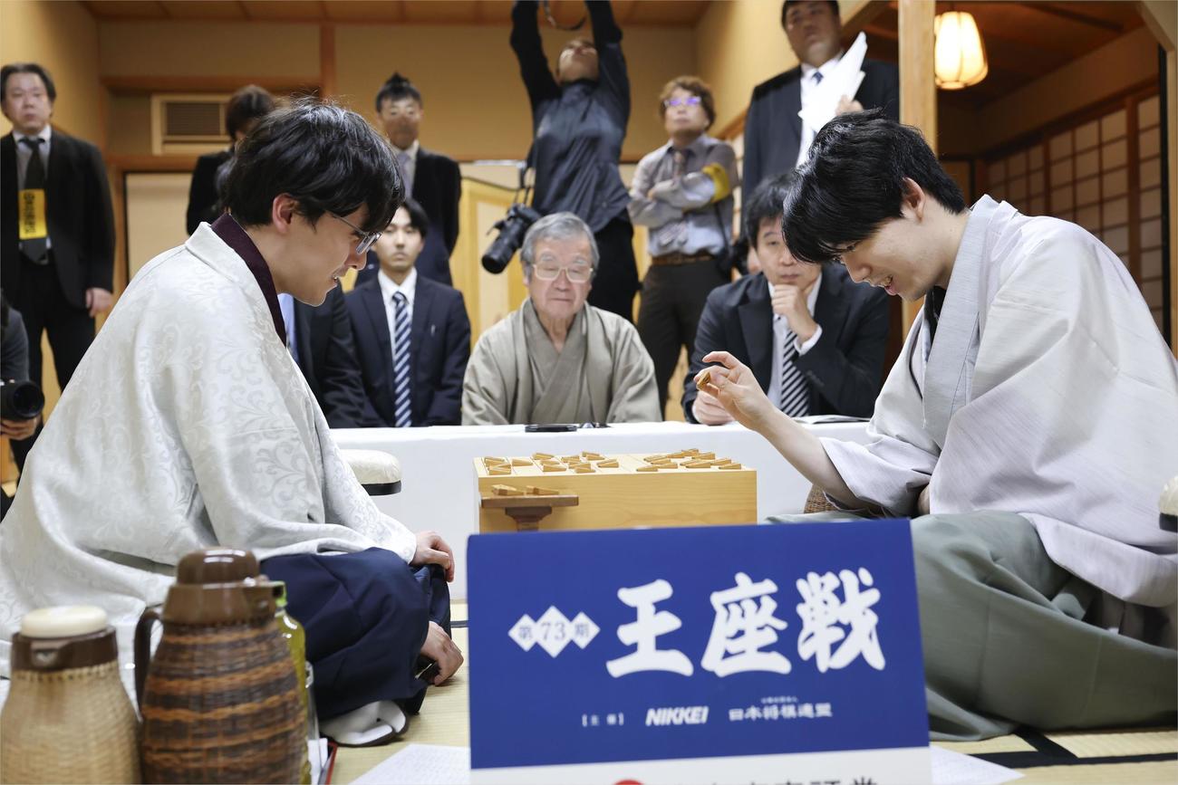 将棋の第73期王座戦5番勝負第5局で、藤井聡太六冠（右）を破った伊藤匠新王座（共同）