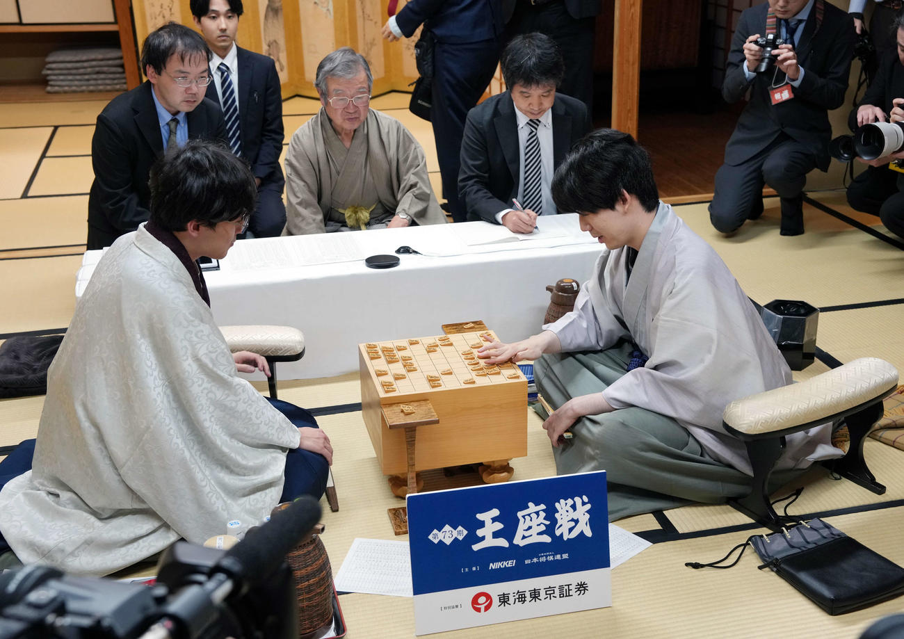 終局後、感想戦を行う伊藤匠叡王（左）と藤井聡太王座（撮影・小島史椰）