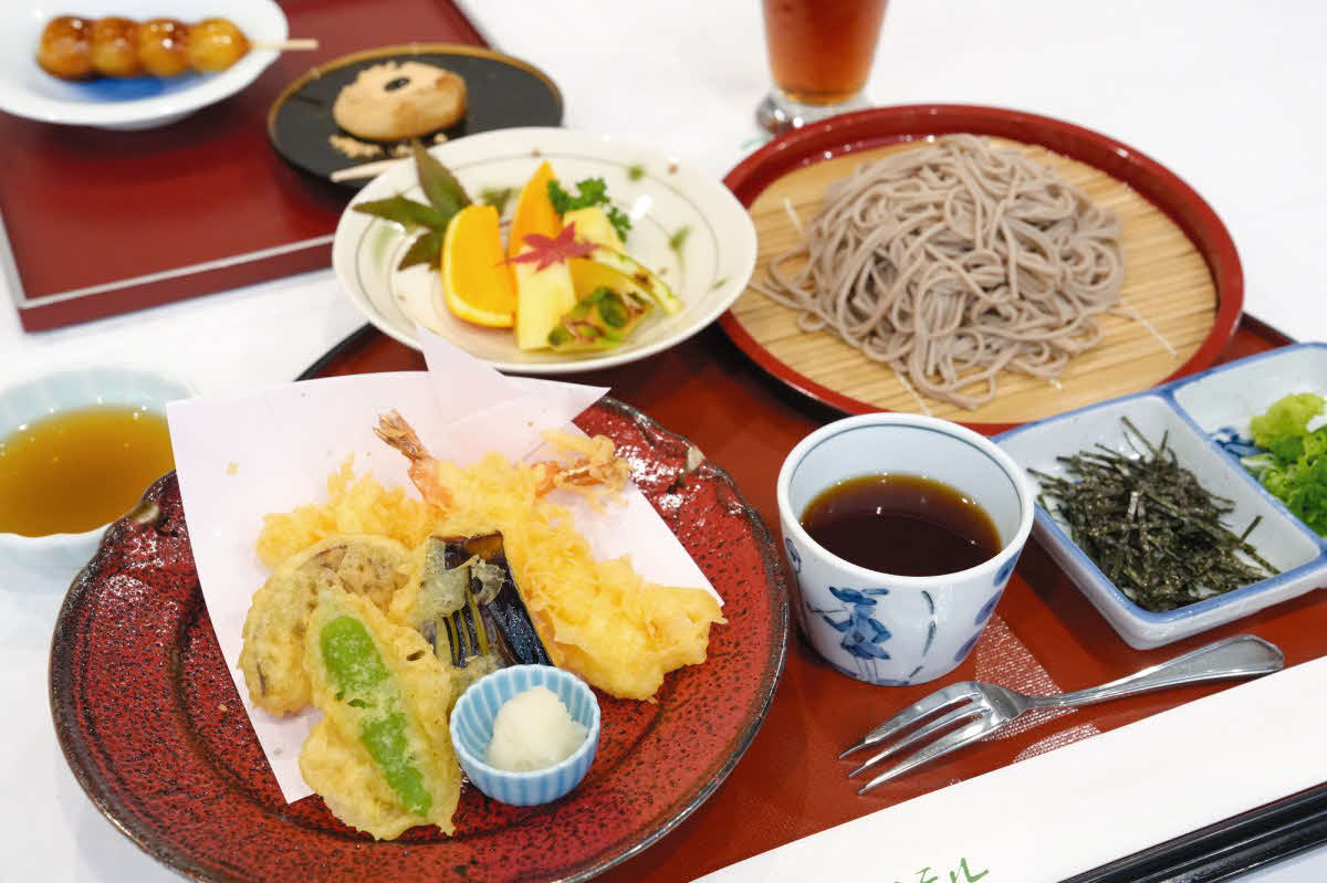 藤井聡太王座の夕食は「天ぷらそば御膳（冷）」とウーロン茶（日本将棋連盟提供）