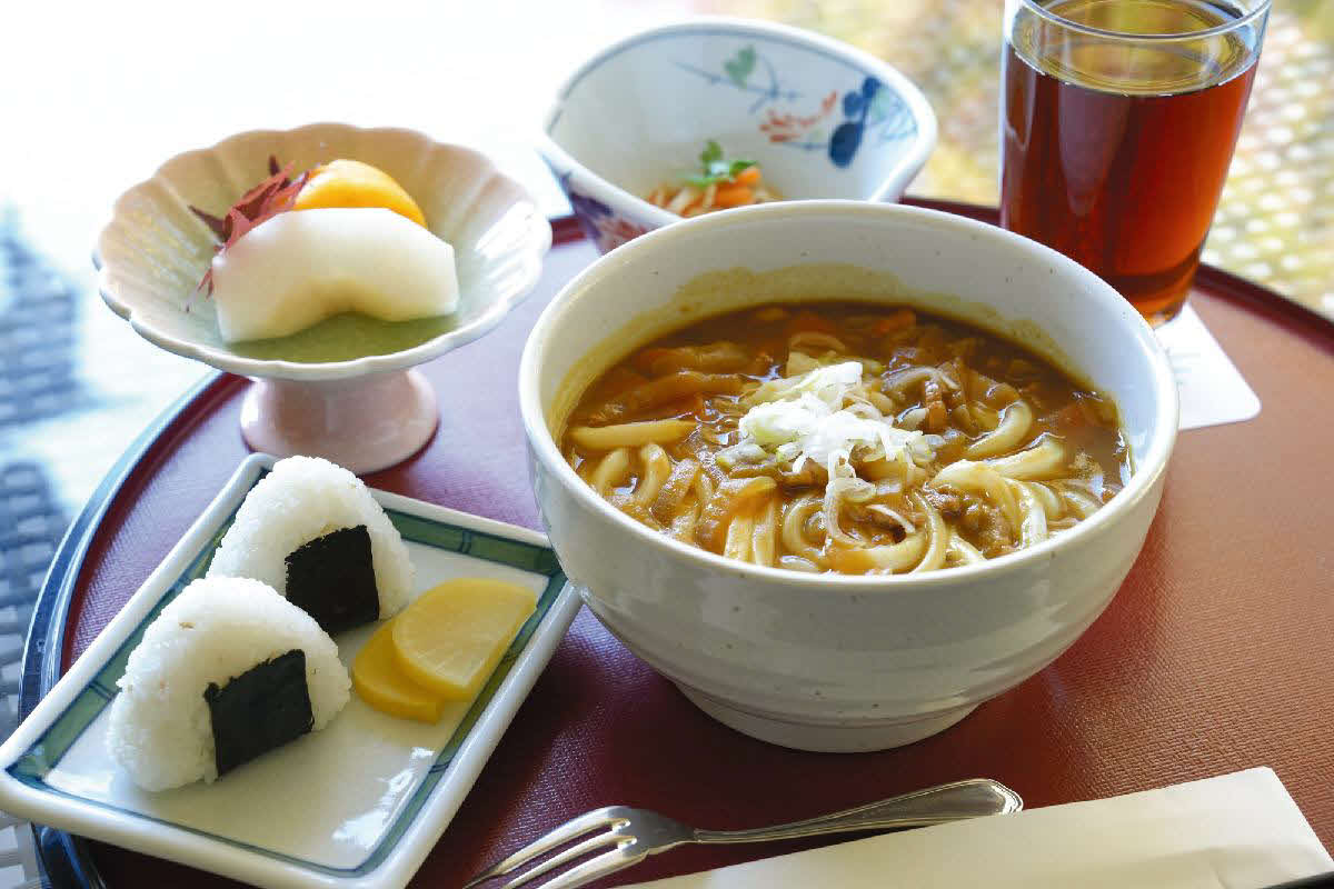 藤井聡太王座も挑戦者の伊藤匠叡王も第5局の昼食は「カレーうどん御膳」とウーロン茶（日本将棋連盟提供）
