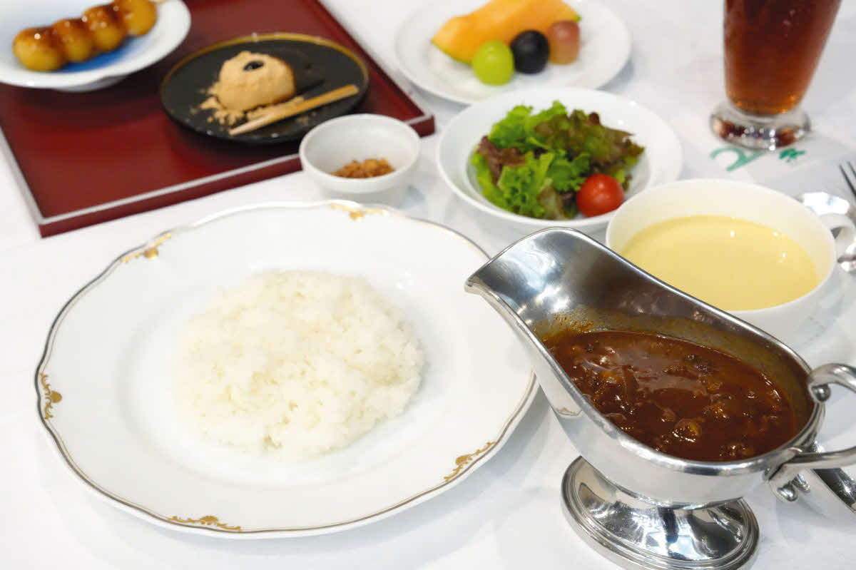 伊藤匠叡王の夕食は「ハヤシライス」とウーロン茶（日本将棋連盟提供）