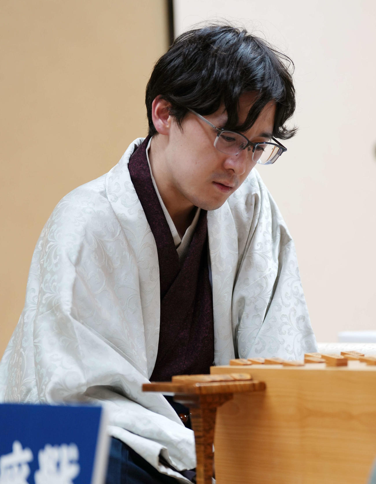 藤井聡太王座を破り感想戦を行う伊藤匠叡王（撮影・小島史椰）