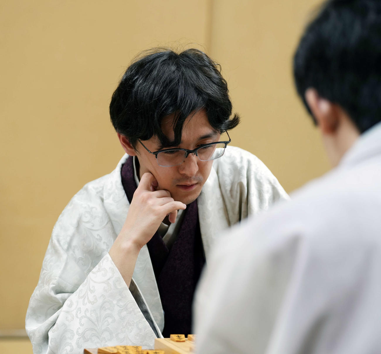 藤井聡太王座を破り感想戦を行う伊藤匠叡王（撮影・小島史椰）
