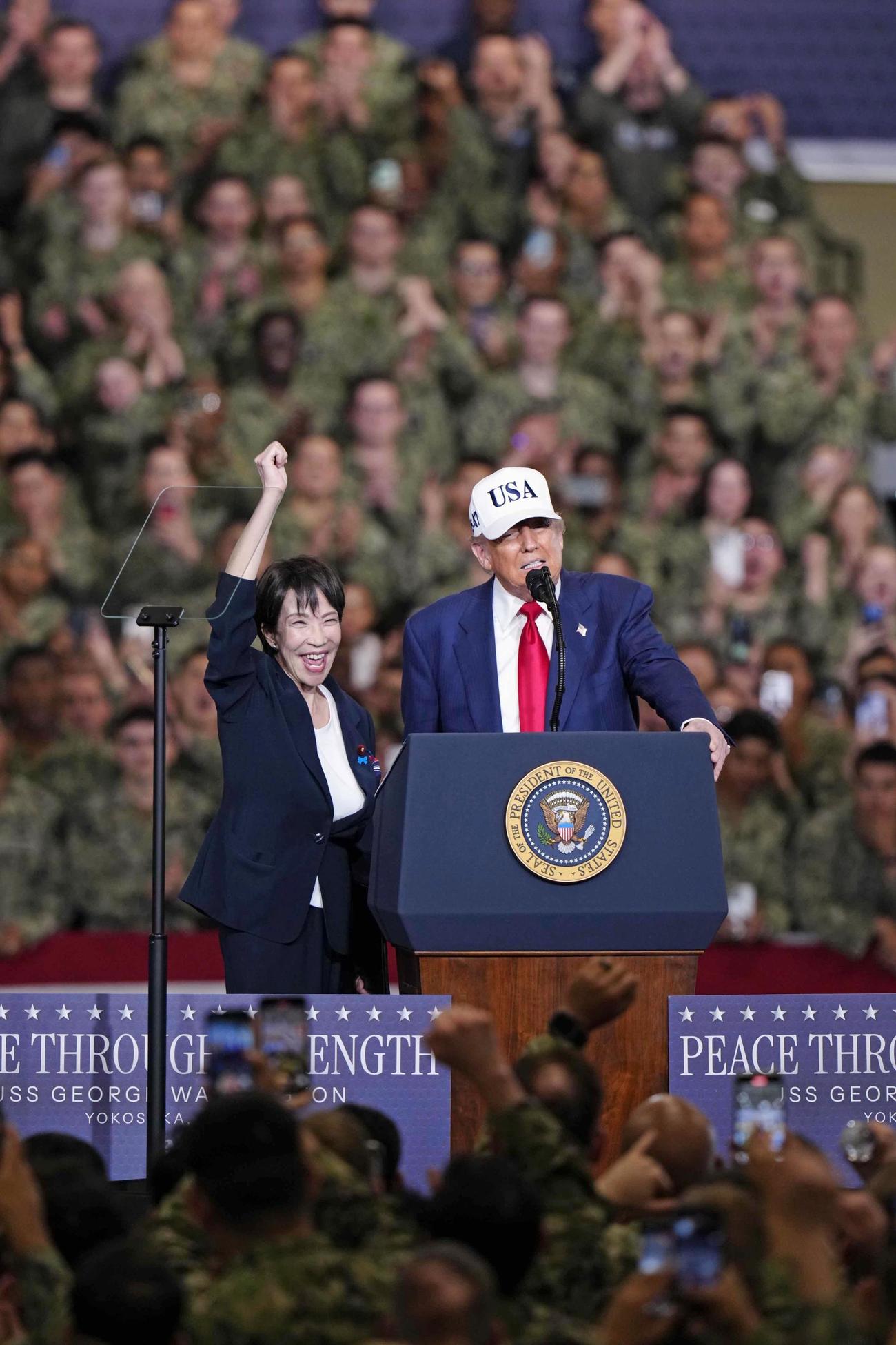 米海軍横須賀基地を訪問し、原子力空母ジョージ・ワシントン艦内で演説するトランプ米大統領（右）と高市首相