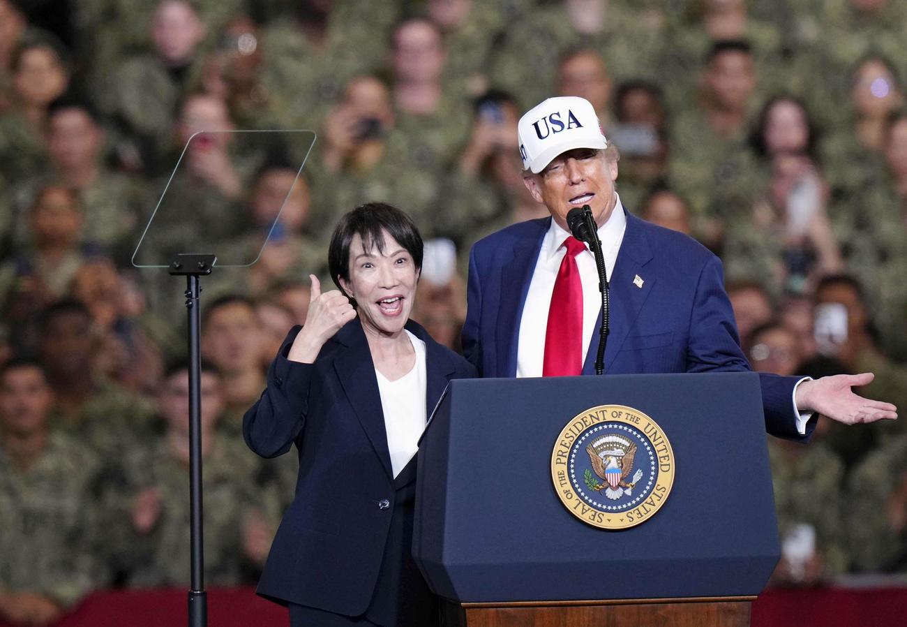 米海軍横須賀基地を訪問し、原子力空母ジョージ・ワシントン艦内で演説するトランプ米大統領（右）と高市首相（共同）